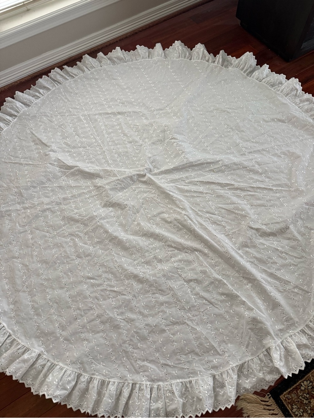 Eyelet Lace Round Tablecloth Crisp White Wide Ruffle Cottagecore 68 In Vintage